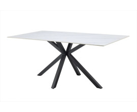 Designov&yacute; industri&aacute;ln&iacute; j&iacute;deln&iacute; stůl Ceramia Blanca s obd&eacute;ln&iacute;kovou keramickou deskou v b&iacute;l&eacute; barvě s &scaron;ed&yacute;m mramorov&yacute;m vzorem s matnou černou podstavou z kovu se čtyřmi zkř&iacute;žen&yacute;ma hranat&yacute;ma nohama