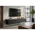 Designov&yacute; masivn&iacute; n&aacute;stěnn&yacute; TV stolek Vinan se třemi dv&iacute;řky a geometrick&yacute;m plastick&yacute;m reli&eacute;fem v čern&eacute; barvě 160 cm