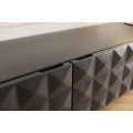 Designov&yacute; masivn&iacute; n&aacute;stěnn&yacute; TV stolek Vinan se třemi dv&iacute;řky a geometrick&yacute;m plastick&yacute;m reli&eacute;fem v čern&eacute; barvě 160 cm