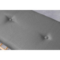 Designov&aacute; skandin&aacute;vska lavice Bobby s &scaron;ed&yacute;m čalouněn&yacute;m sedadlem a světlou hnědou bambusovou konstrukc&iacute; s polic&iacute; 90 cm