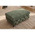 Modern&iacute; glamour obd&eacute;ln&iacute;kov&aacute; taburetka Modern Barock se zelen&yacute;m sametov&yacute;m potahem a chesterfield pro&scaron;&iacute;v&aacute;n&iacute;m na nožičk&aacute;ch 95 cm