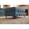 Modern&iacute; chesterfield obd&eacute;ln&iacute;kov&aacute; taburetka Modern Barock se sametov&yacute;m čalouněn&iacute;m v petrolejov&eacute; modr&eacute; barvě a nožičkami 95 cm