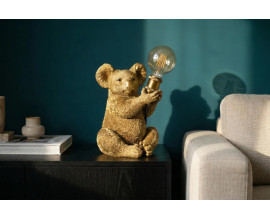 Designov&aacute; zlat&aacute; art deco nočn&iacute; lampa Tierra Glam s motivem sed&iacute;c&iacute; koaly se zvednut&yacute;mi předn&iacute;mi tlapkami drž&iacute;c&iacute;mi kulat&eacute; skleněn&eacute; st&iacute;n&iacute;tko s hněd&yacute;m t&oacute;nov&aacute;n&iacute;m