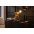 Designov&aacute; glamour stoln&iacute; lampa Tierra Glam ve zlat&eacute; barvě v podobě sed&iacute;c&iacute; koaly drž&iacute;c&iacute; kulat&eacute; skleněn&eacute; st&iacute;n&iacute;tko 34 cm