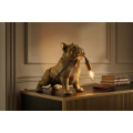 Designov&aacute; glamour stoln&iacute; lampa Tierra Glam se sochou buldoka drž&iacute;c&iacute;ho ž&aacute;rovku ve zlat&eacute; barvě 35 cm