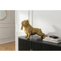 Designov&aacute; glamour stoln&iacute; lampa Tierra Glam se sochou buldoka drž&iacute;c&iacute;ho ž&aacute;rovku ve zlat&eacute; barvě 35 cm