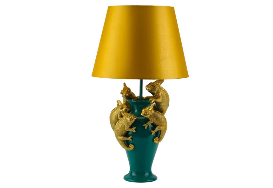 Glamour stolní lampa Tierra Glam se zelenou podstavou ve tvaru vázy s pěti dekorativními figurami chameleonů ve vrchní části ve zlaté barvě s kulatým stínítkem s rozšířenou spodní částí z textilu ve zlatožluté barvě