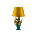 Designov&aacute; art deco stoln&iacute; lampa Tierra Glam ve zlat&eacute; a zelen&eacute; barvě s dekorem pěti figur chameleonů 54 cm