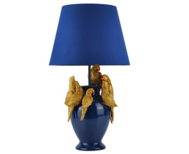 Art deco designov&aacute; stoln&iacute; lampa Tierra Glam s podstavou ve tvaru v&aacute;zy a textiln&iacute;m st&iacute;n&iacute;tkem s roz&scaron;&iacute;řenou spodn&iacute; č&aacute;st&iacute; v kr&aacute;lovsk&eacute; modern&iacute; barvě s figurami &scaron;esti papou&scaron;ků ve zlat&eacute; barvě s oranžov&yacute;mi zob&aacute;ky
