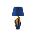 Designov&aacute; glamour stoln&iacute; lampa Tierra Glam v kr&aacute;lovsk&eacute; modr&eacute; barvě s figurami papou&scaron;ků ve zlat&eacute; barvě 55 cm