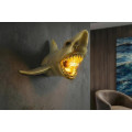 Modern&iacute; glamour n&aacute;stěnn&aacute; lampa Tierra Glam ve tvaru žraloka s otevřen&yacute;mi čelistmi ve zlat&eacute;m proveden&iacute; 23 cm