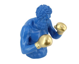 Modern&iacute; glamour kr&aacute;lovsk&aacute; modr&aacute; socha Zeus se zlat&yacute;m akcentem s podobě antick&eacute; polfigury v boxersk&eacute; p&oacute;ze se zdvižen&yacute;ma rukama s rukavicemi