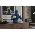 Designov&aacute; glamour socha Zeus s motivem antick&eacute; figury v boxersk&eacute; p&oacute;ze v kr&aacute;lovsk&eacute; modr&eacute; barvě se zlat&yacute;mi rukavicemi 47 cm