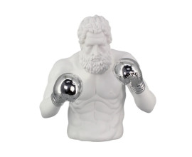 Modern&iacute; glamour socha Zeus s designem antick&eacute; polovičn&iacute; postavy s v&yacute;raznou muskulaturou a bohat&yacute;mi vlasy a bradou se zdvižen&yacute;ma rukama v b&iacute;l&eacute; barvě se stř&iacute;brn&yacute;m akcentem v podobě boxersk&yacute;ch rukavic