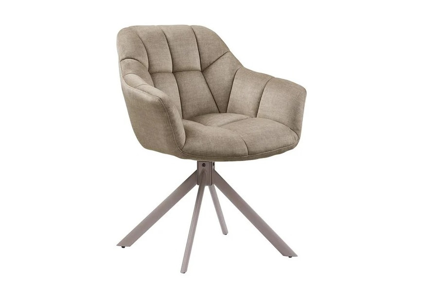 Art deco designová sametová jídelní židle Mariposa s prošívaným čalouněním se čtvercovým vzorem v béžové barvě s opěrkami na ruce s podstavou z kovu s otočným mechanismem a čtyřmi šikmými nohami v béžovosivém odstínu greige