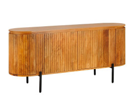 Designov&yacute; masivn&iacute; art deco př&iacute;born&iacute;k Gatsby z mangov&eacute;ho dřeva v natur&aacute;ln&iacute; tepl&eacute; hněd&eacute; barvě s přiznanou strukturou s ov&aacute;lnou vrchn&iacute; deskou a čtyřmi dv&iacute;řky ve vertik&aacute;ln&iacute;m lamelov&yacute;m obkladem s čern&yacute;mi kovov&yacute;mi nožičkami