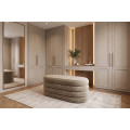 Modern&iacute; art deco ov&aacute;ln&aacute; lavice Eliana se sametov&yacute;m potahem v b&eacute;žov&eacute; barvě s hlubok&yacute;m pro&scaron;&iacute;v&aacute;n&iacute;m a &uacute;ložn&yacute;m prostorem 85 cm