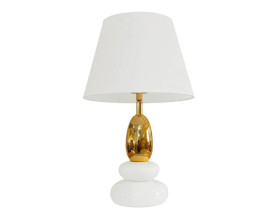 Modern&iacute; designov&aacute; art deco b&iacute;l&aacute; stoln&iacute; lampa Caillou s akrylovou podstavou ve tvaru dvou na sobě uložen&yacute;ch obl&aacute;zků se zlatou zaoblenou nohou a textiln&iacute;m st&iacute;n&iacute;tkem v&aacute;lcovit&eacute;ho tvaru s roz&scaron;&iacute;řenou spodn&iacute; č&aacute;st&iacute;