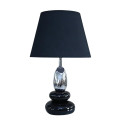 Designová glamour černá stolní lampa Caillou s podstavou ve tvaru kamenů s kulatým stínítkem s rozšířenou spodní částí s oválnou nohou ve stříbrné barvě