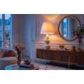 Modern&iacute; art deco b&iacute;l&aacute; stoln&iacute; lampa Caillou se zlat&yacute;m detailem s designem naskl&aacute;dan&yacute;ch kamenů a polohovateln&yacute;m st&iacute;n&iacute;tkem 68 cm