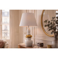 Modern&iacute; art deco b&iacute;l&aacute; stoln&iacute; lampa Caillou se zlat&yacute;m detailem s designem naskl&aacute;dan&yacute;ch kamenů a polohovateln&yacute;m st&iacute;n&iacute;tkem 68 cm