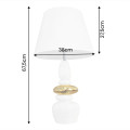 Modern&iacute; art deco b&iacute;l&aacute; stoln&iacute; lampa Caillou se zlat&yacute;m detailem s designem naskl&aacute;dan&yacute;ch kamenů a polohovateln&yacute;m st&iacute;n&iacute;tkem 68 cm