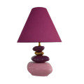 Glamour stoln&iacute; lampa Caillou v odst&iacute;nech fuchsiov&eacute; a růžov&eacute; se zlat&yacute;m detailem a organick&yacute;m designem kamenů 59 cm