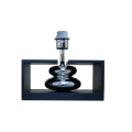 Art deco stoln&iacute; lampa Galla s polohovateln&yacute;m organzov&yacute;m st&iacute;n&iacute;tkem a designovou nohou v čern&eacute; a stř&iacute;brn&eacute; barvě 35 cm