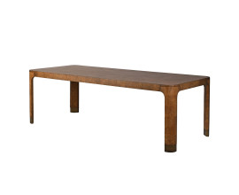 Luxusn&iacute; art deco j&iacute;deln&iacute; stůl Ajaxio s obd&eacute;ln&iacute;kovou vrchn&iacute; deskou se zaoblen&yacute;mi rohy a nohama se zlat&yacute;m kovov&yacute;m designem s d&yacute;hovan&eacute;ho burlov&eacute;ho dřeva s unik&aacute;tn&iacute; kresbou v &scaron;achovnicov&eacute; mozaice v př&iacute;rodn&iacute; hněd&eacute; barvě