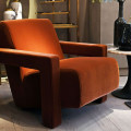 Luxusn&iacute; art deco křeslo Phineas s celoplo&scaron;n&yacute;m potahem ve sp&aacute;len&eacute; oranžov&eacute; barvě s designov&yacute;mi geometrick&yacute;mi opěrkami 75 cm