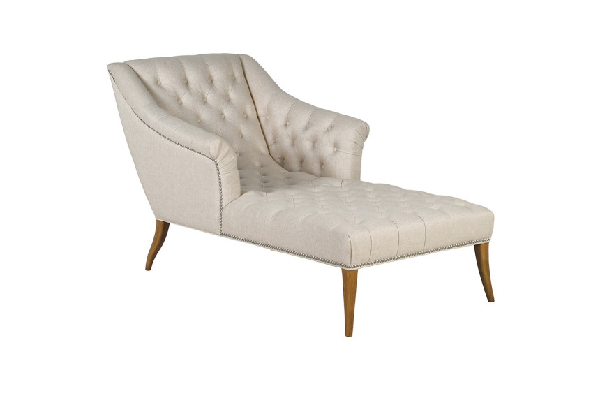 Luxusní glamour venkovské chesterfield lehátko Bridgette s čalouněním a potahem ze lněné směsi v krémově béžové barvě s naturálním melírováním s prošíváním s hlubokými knoflíky s diamantovým vzorem a dekorativním vybíjením se stříbrnými nýty s opěrkami na ruce a nožičkami z masivního dubového dřeva ve světle hnědé barvě