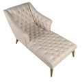 Luxusn&iacute; klasick&eacute; čalouněn&eacute; leh&aacute;tko Bridgette s b&eacute;žov&yacute;m potahem s chesterfield pro&scaron;&iacute;v&aacute;n&iacute;m a hněd&yacute;m dubov&yacute;m nohama 155 cm