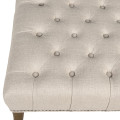 Luxusn&iacute; klasick&eacute; čalouněn&eacute; leh&aacute;tko Bridgette s b&eacute;žov&yacute;m potahem s chesterfield pro&scaron;&iacute;v&aacute;n&iacute;m a hněd&yacute;m dubov&yacute;m nohama 155 cm