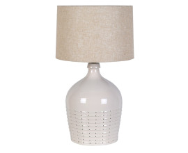Luxusn&iacute; modern&iacute; keramick&aacute; stoln&iacute; lampa Merla se &scaron;irokou nohou v kr&eacute;mově b&iacute;l&eacute;m odst&iacute;nu s lesklou glazurou v reli&eacute;fn&iacute;mi horizont&aacute;ln&iacute;mi pruhy a tečkami ve spodn&iacute; č&aacute;sti a v&aacute;lcovit&yacute;m st&iacute;n&iacute;tkem ze lnu v př&iacute;rodn&iacute; b&eacute;žov&eacute; mel&iacute;rovan&eacute; barvě