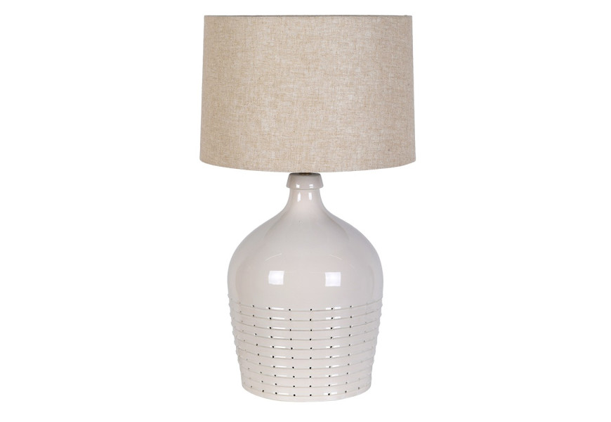 Luxusní moderní keramická stolní lampa Merla se širokou nohou v krémově bílém odstínu s lesklou glazurou v reliéfními horizontálními pruhy a tečkami ve spodní části a válcovitým stínítkem ze lnu v přírodní béžové melírované barvě