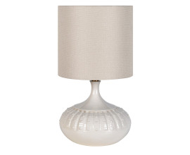 Luxusn&iacute; designov&aacute; stoln&iacute; lampa Riccio s keramickou nohou v kr&eacute;mov&eacute; b&iacute;l&eacute; barvě ve tvaru kulat&eacute; schr&aacute;nky mořsk&eacute;ho ježka s pravideln&yacute;mi v&yacute;běžky s &uacute;zk&yacute;m hrdlem a v&aacute;lcovit&yacute;m st&iacute;n&iacute;tkem ze lnu v př&iacute;rodn&iacute; světl&eacute; b&eacute;žov&eacute; barvě