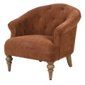 Luxusní chesterfield křeslo Bayron se zaoblenou zádovou opěrkou se zarolovanou hranou a prošíváním s kulatými knoflíky s textilním potahem v rezavém oranžovo hnědém odstínu s vyřezávaným dřevěnýma nohama