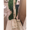 Vintage ornament&aacute;ln&iacute; &scaron;ed&aacute; a slonovinov&aacute; kovov&aacute; kulat&aacute; stoln&iacute; lampa Belacqua s umělou patinou a detaily měděn&eacute; barvy 89cm