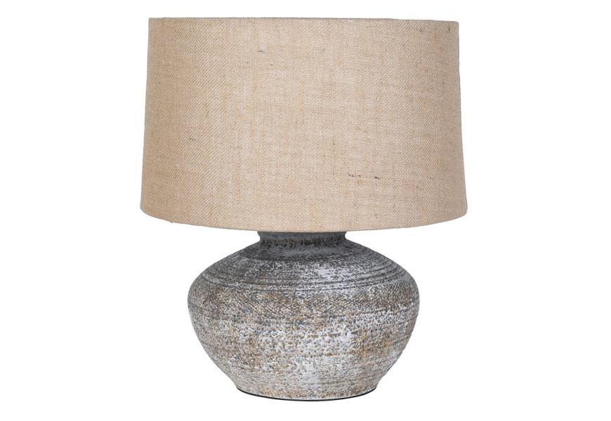 Luxusní vintage keramická lampa Rustica s válcovitým stínítkem ze lnu v naturální béžové barvě s kulatou širokou podstavou v šedé barvě s designem kamene s vyřezávanými detaily
