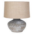 Luxusní vintage keramická lampa Rustica s válcovitým stínítkem ze lnu v naturální béžové barvě s kulatou širokou podstavou v šedé barvě s designem kamene s vyřezávanými detaily