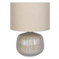 Luxusní moderní designová keramická stolní lampa Luffy s kulatou širokou žebrovanou podstavou s lesklou krémovou glazurou a hladkým válcovitým stínítkem ze lnu v béžové barvě