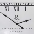 Luxusn&iacute; retro n&aacute;stěnn&eacute; hodiny Barick s leskl&yacute;m chromov&yacute;m stř&iacute;brn&yacute;m r&aacute;mem a b&iacute;l&yacute;m cifern&iacute;kem s čern&yacute;m značen&iacute;m 122 cm