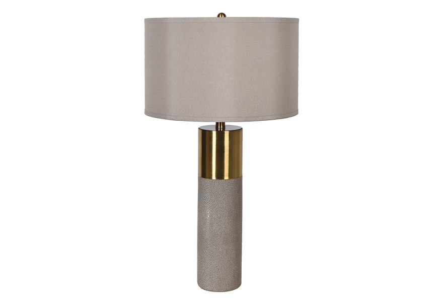 Luxusní art deco kožená stolní lampa Faux Shagreen s válcovitou nohou s umělou žraločí kůží s výraznou strukturou v šedých a béžových odstínech a kulatým stínítkem z textilu v béžové barvě s hladkým tkaním