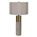 Luxusní art deco kožená stolní lampa Faux Shagreen s válcovitou nohou s umělou žraločí kůží s výraznou strukturou v šedých a béžových odstínech a kulatým stínítkem z textilu v béžové barvě s hladkým tkaním