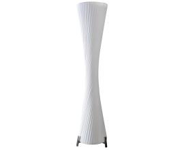 Modern&iacute; vysok&aacute; stojac&iacute; lampa s b&iacute;l&yacute;m spir&aacute;lovitě tvarovan&yacute;m st&iacute;n&iacute;tkem s jemn&yacute;m vertik&aacute;ln&iacute;m vroubkov&aacute;n&iacute;m na kovov&yacute;ch podpěr&aacute;ch