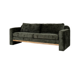 Luxusn&iacute; designov&aacute; trojsedačka Gloria s hranatou siluetou a dvěma pol&scaron;t&aacute;ři s čalouněn&iacute;m a potahem ze sametu v tmav&eacute; zelen&eacute; barvě s dřevěn&yacute;m detailem po sedadlem ve světle hněd&eacute; barvě