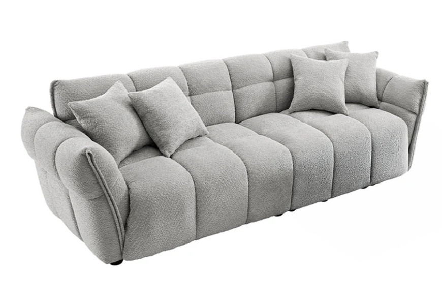 Moderní designová trojsedačka Yang s potahem z buklé látky s výraznou smyčkovitou strukturou ve světle šedé barvě s lineárním prošíváním se čtvercovým vzorem ve stylu cloud se zešikmenými bočními opěrkami a čtyřmi polštáři a nízkými černými nožičkami