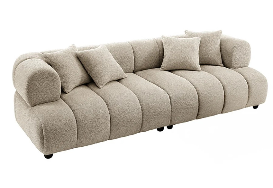 Designová moderní třímístná sedačka Rolly s buklé potahem s výraznou smyčkovitou strukturou v šedobéžové greige barvě s pěnovým čalouněním s kanálovým prošíváním ve stylu cloud s válcovitou zádovou opěrkou a čtyřmi čtvercovými polštáři na nízkých tmavých nožičkách