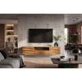 Modern&iacute; masivn&iacute; n&aacute;stěnn&yacute; TV stolek N&aacute;mi s &uacute;ložn&yacute;m prostorem ve světle hněd&eacute; barvě se zvlněn&yacute;m lamelov&yacute;m dekorem 200 cm