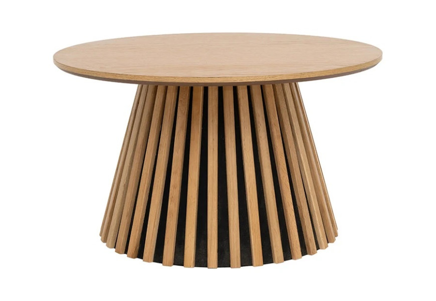 Designový dubový konferenční stolek Davidson v přírodní světlé hnědé barvě s pravidelnou kresbou letokruhů s kulatou vrchní deskou a rozšířenou kuželovitou nohou s vertikálním lamelovým obkladem